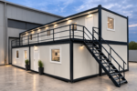 Clădire modulară cu design albastru și alb