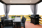 Casă modulară cu terasă și mobilier modern