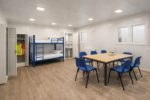 Clădire modulară cu design albastru și alb