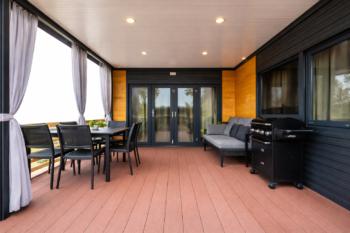 Terasă modernă cu mobilier și grătar